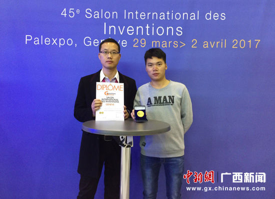 pp电子官方网站入口师生荣获日内瓦发明展特别金奖。徐艺萍 摄